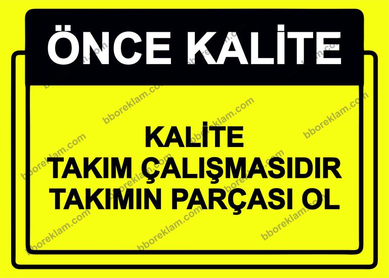 Önce Kalite.  Kalite Takım Çalışmasıdır Takımın Parçası Ol Uyarı Levhası