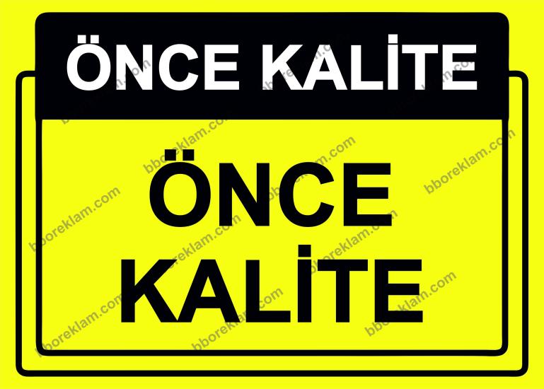 Önce Kalite.  Önce Kalite Uyarı Levhası
