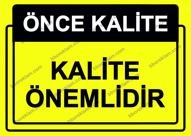 Önce Kalite.  Kalite Önemlidir Uyarı Levhası